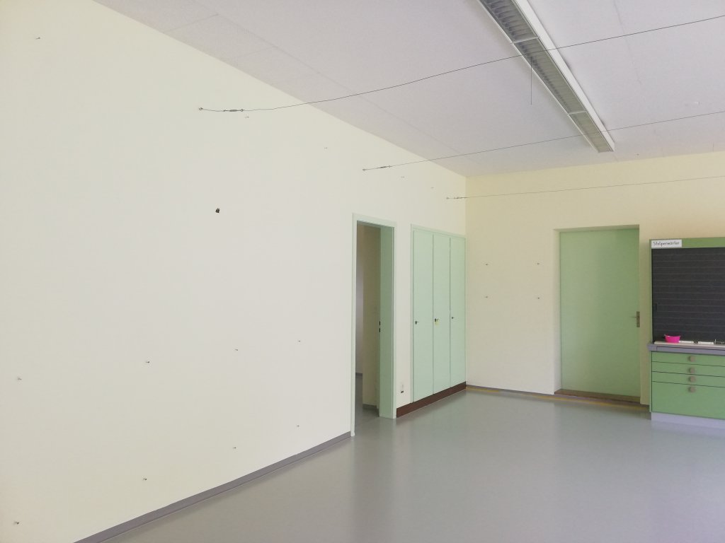Schulzimmer Malerarbeiten an Decke, Wände, Holzwerk. Radiatoren und Boden